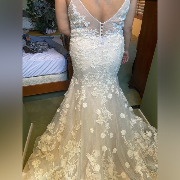 Oleg Cassini 22W Ivory 3D Floral Ballerina  Wedding Dress - Picture 5 of 13